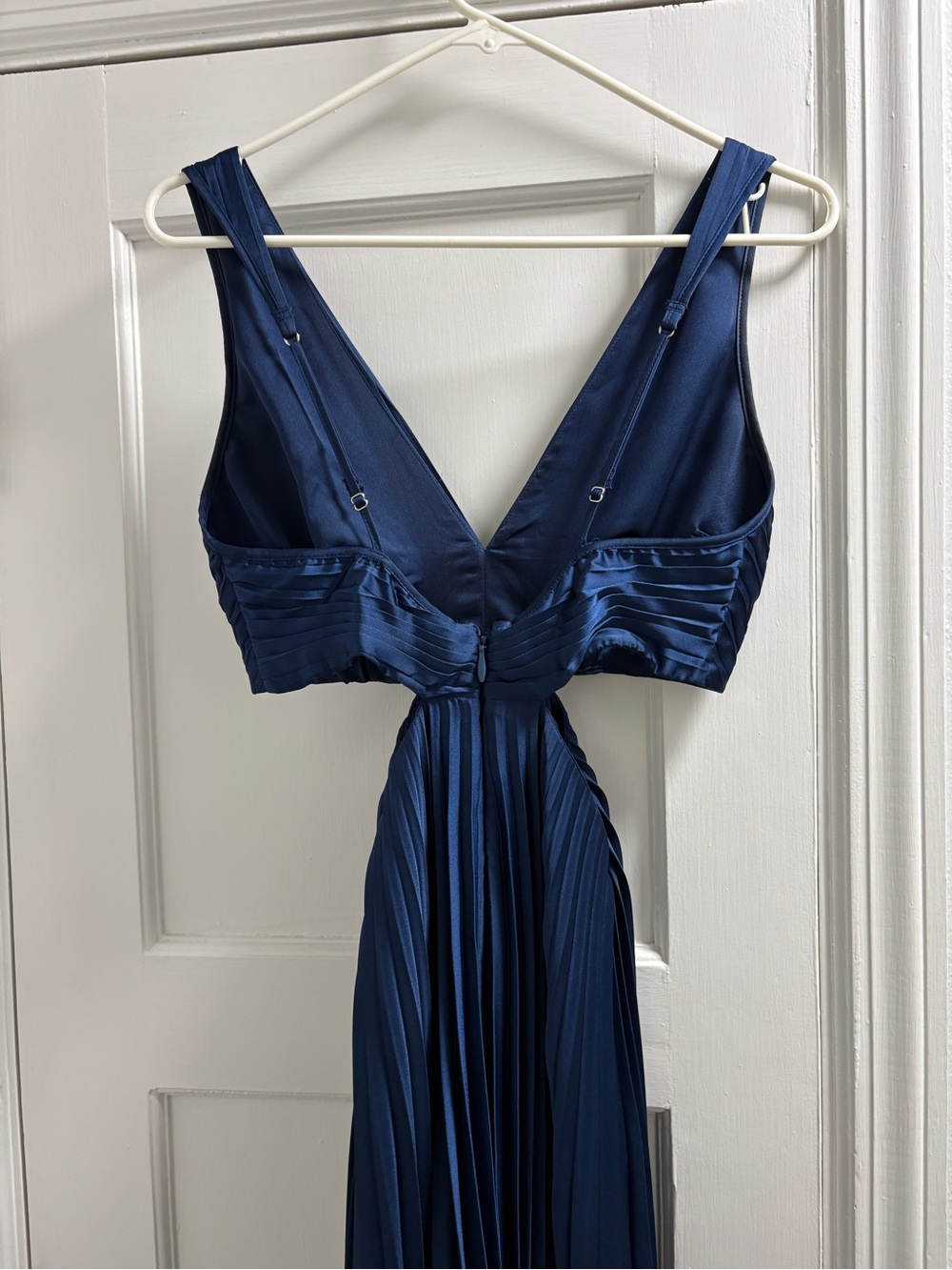 Abercrombie & Fitch Navy Pleated Midi Dress with V-Neck - Picture 2 of 3